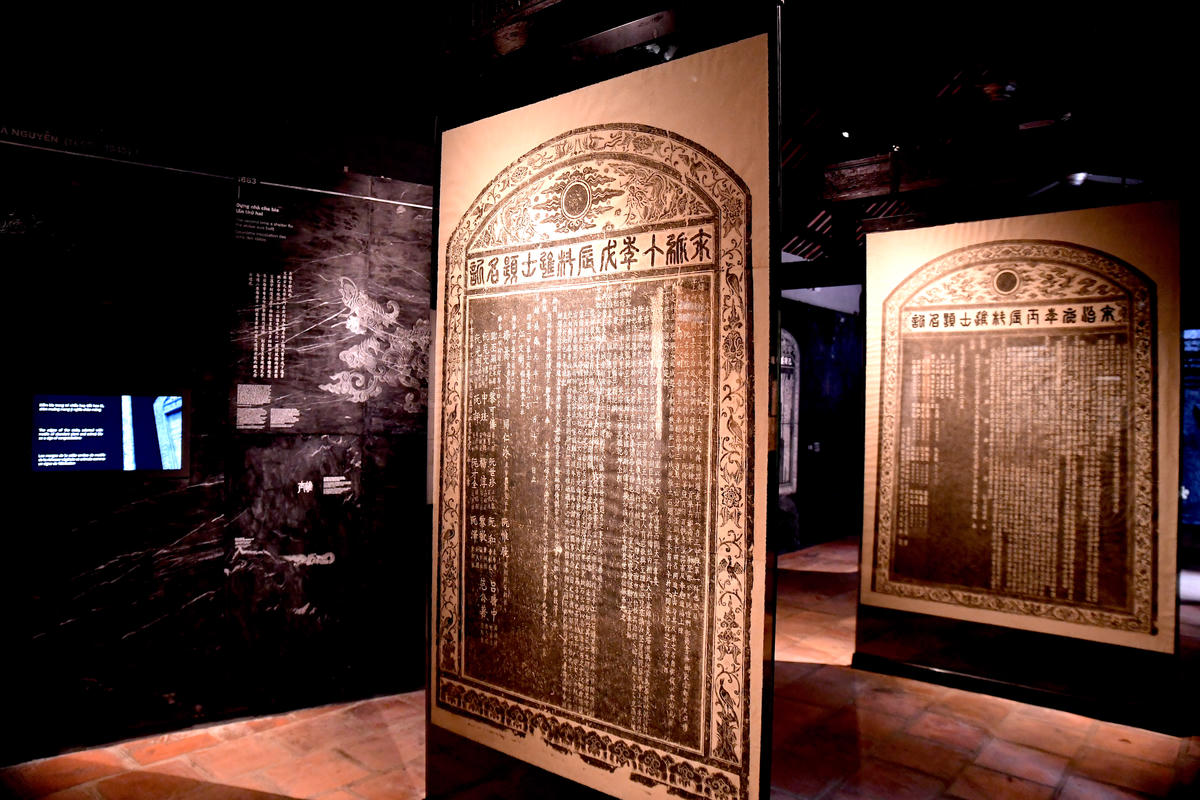 Không gian trưng bày được thiết kế trên sự đối thoại nghệ thuật giữa hai chất liệu chủ đạo: Giấy và Đá - biểu tượng cho hành trình từ học tập, rèn luyện đến tôn vinh và lưu danh hậu thế. Sự chuyển tiếp giữa hai chất liệu này thể hiện mong muốn của các triều đại quân chủ “vĩnh cửu hóa” sự tôn vinh tầng lớp tinh hoa trí thức. Ảnh: Phạm Sỹ.. 