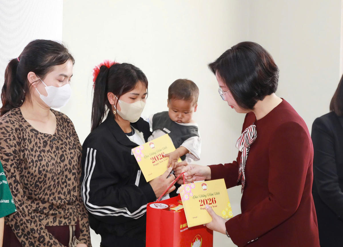 Bà Bùi Huyền Mai, Ủy viên Ban Thường vụ, Chủ tịch Ủy ban MTTQ Việt Nam TP Hà Nội thăm, tặng quà bệnh Nhi đang điều trị tại Bệnh viện Nhi Trung ương. Ảnh: PV