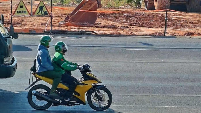 Hai đối tượng cướp ngân hàng ở phường Hội Phú, tỉnh Gia Lai bị bắt. Ảnh: Cắt clip.