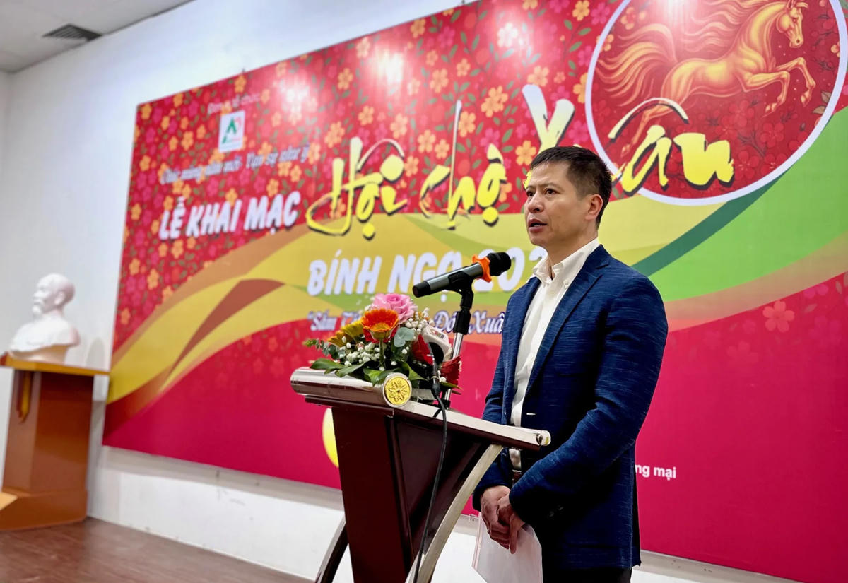 Theo ông Nguyễn Minh Tiến - Giám đốc Trung tâm Xúc tiến Thương mại Nông nghiệp, BTC siết chặt quản lý đầu vào, yêu cầu các sản phẩm tham gia trưng bày, giới thiệu tại Hội chợ phải đảm bảo nguồn gốc xuất xứ rõ ràng, uy tín, đáp ứng các tiêu chuẩn an toàn thực phẩm, đạt tiêu chuẩn hữu cơ. Ảnh: NY