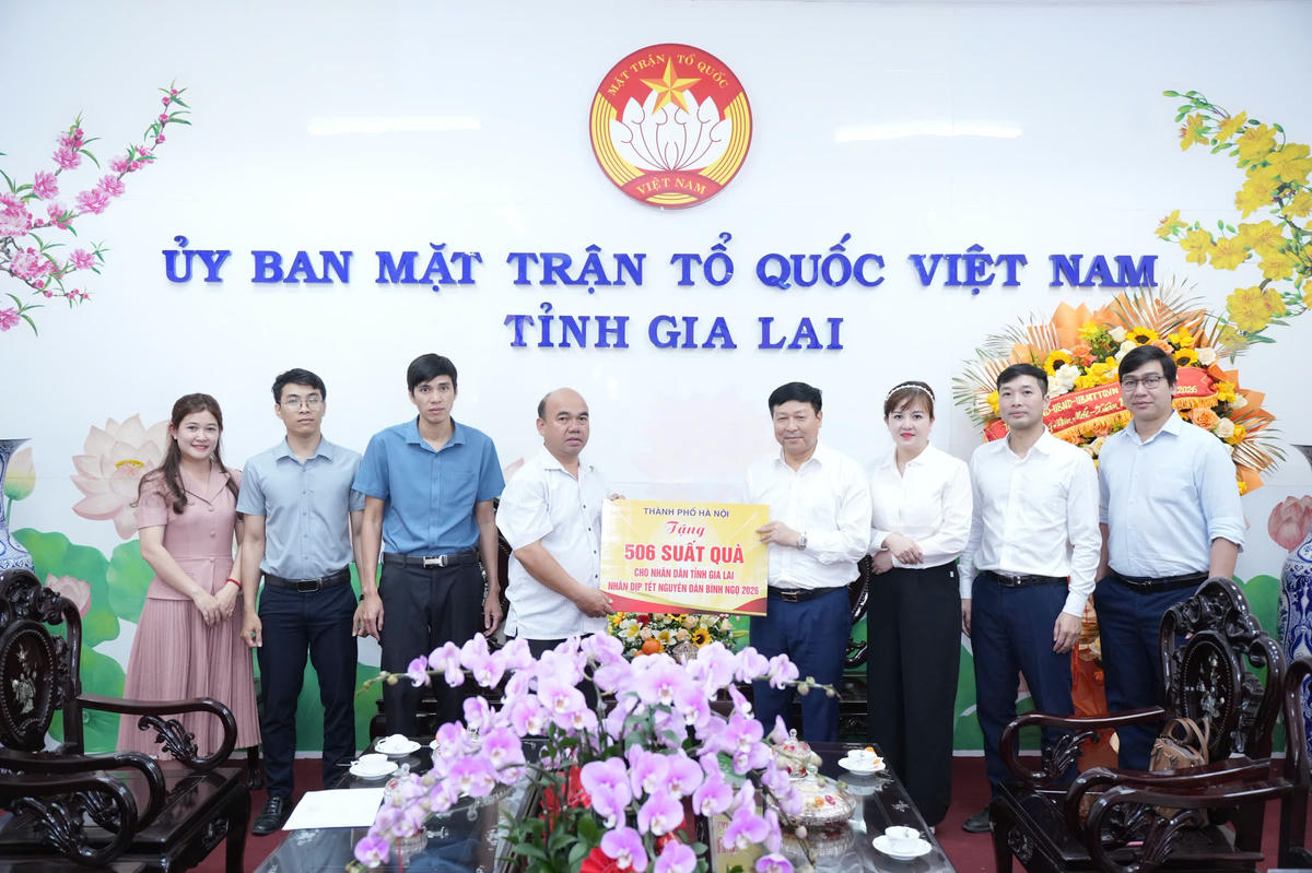 Đoàn công tác của TP Hà Nội trao hỗ trợ cho hộ gia đình có hoàn cảnh khó khăn trên địa bàn tỉnh Gia Lai. Ảnh: PV