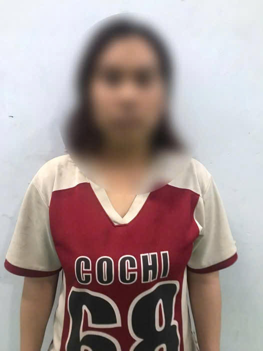 Bà V.T.T (SN 1993) bị lập biên bản xử lý vì trình báo tin giả bị cướp xe máy. Ảnh: CA.