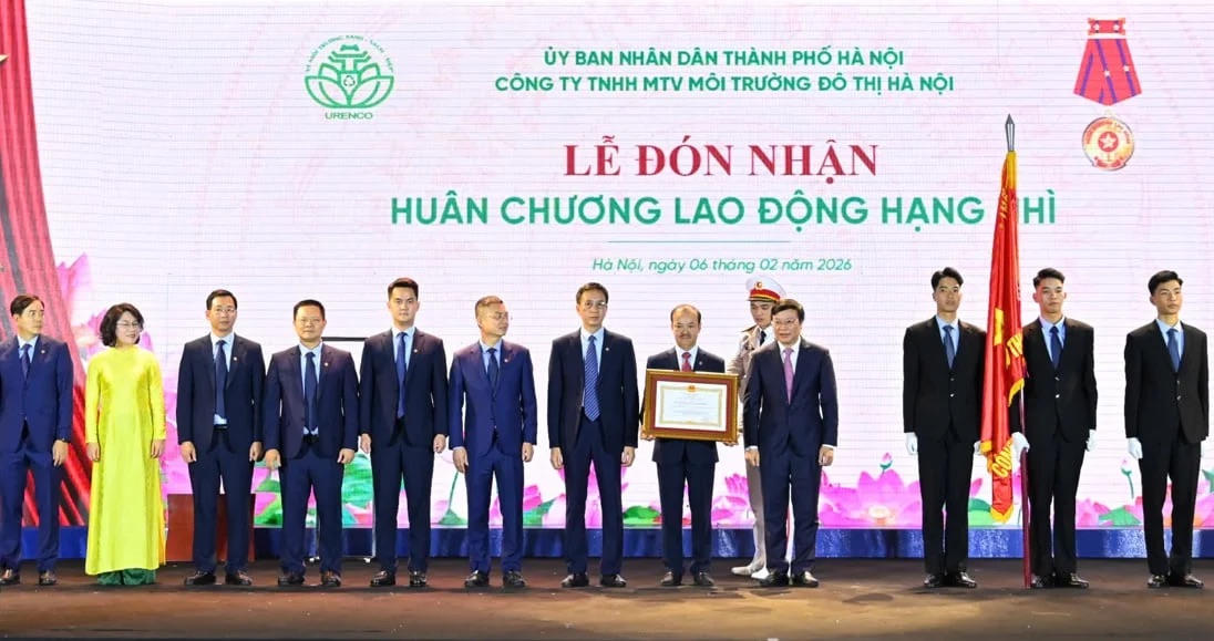 Công ty URENCO đón nhận Huân chương Lao động hạng Nhì
