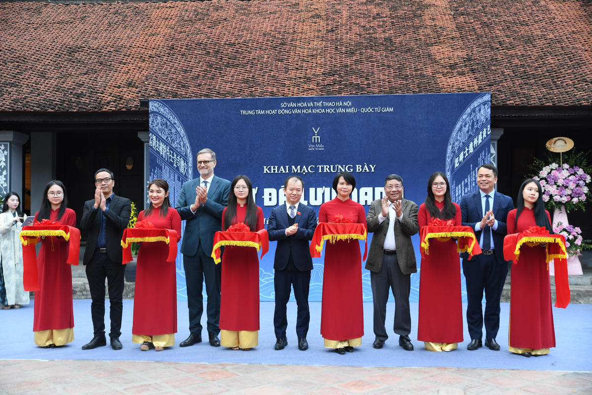 Các đại biểu cắt băng khai mạc trưng bày “Sử đá lưu danh”. Ảnh: Phạm Sỹ.