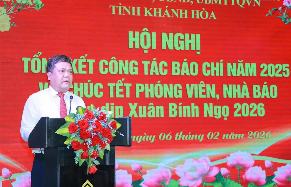 Ông Trần Phong, Chủ tịch UBND tỉnh Khánh Hòa phát biểu tại buổi gặp mặt các phóng viên, nhà báo năm 2026.
(ảnh X.H)