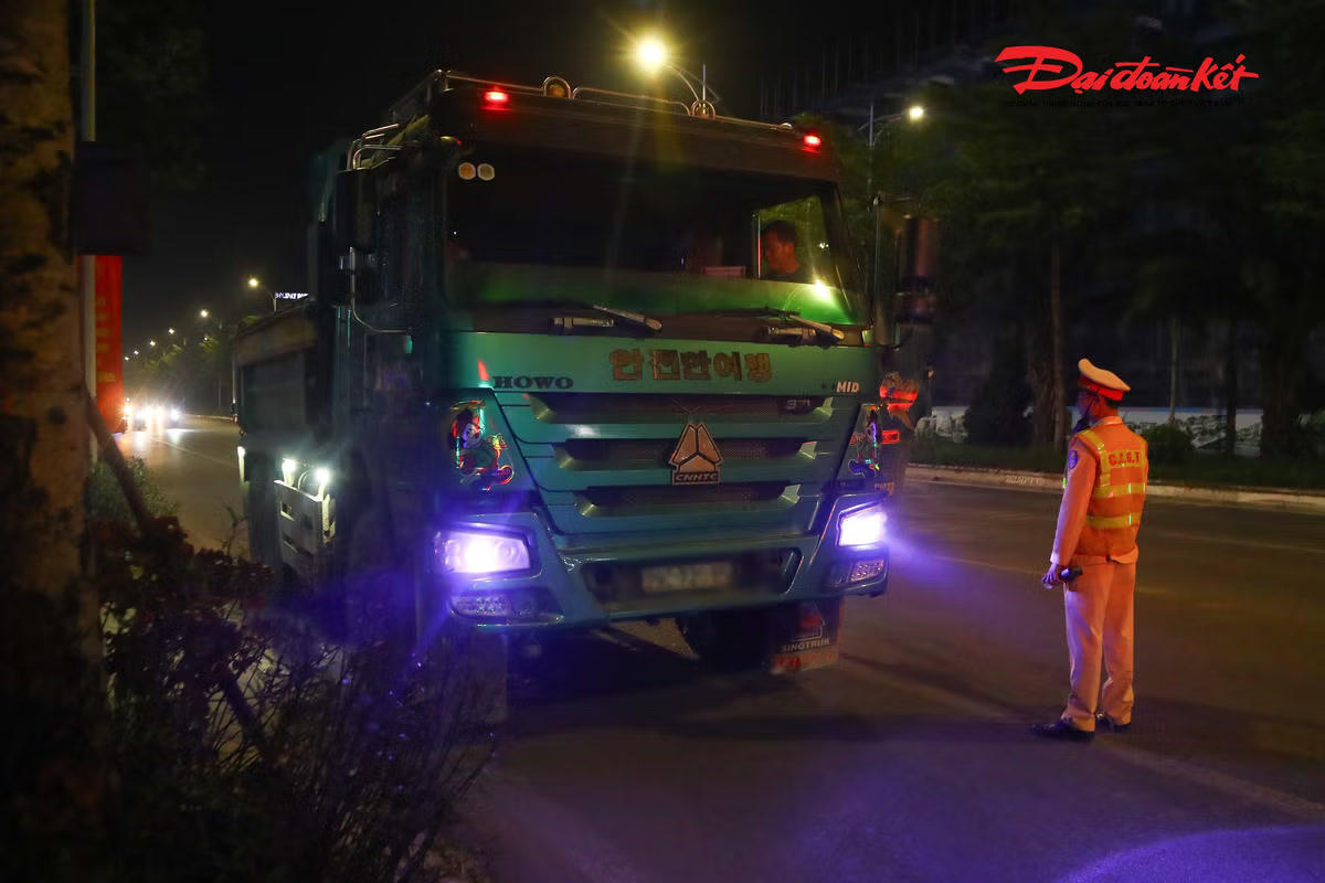 CSGT Hà Nội xuyên đêm xử lý xe quá tải.