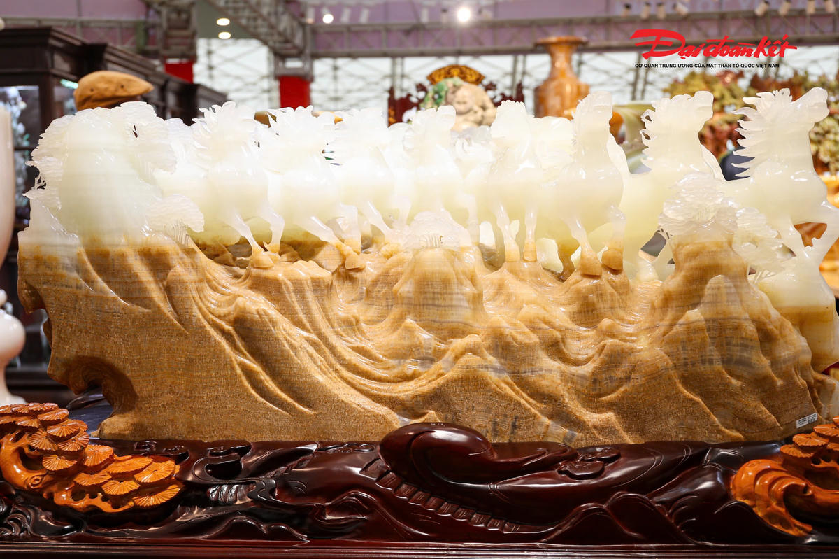 Tại gian trưng bày, tác phẩm Bát Mã lấy cảm hứng từ linh vật ngựa của năm Bính Ngọ 2026 cũng thu hút sự quan tâm của khách tham quan, như một điểm nhấn chào đón năm mới.