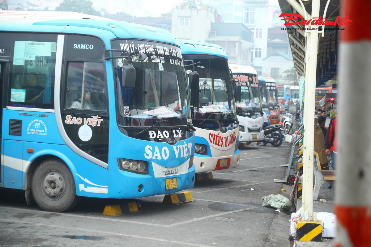 Công ty Cổ phần Bến xe Hà Nội cho biết, kỳ nghỉ Tết Nguyên đán Bính Ngọ năm 2026 kéo dài 9 ngày tại bến xe Giáp Bát – cửa ngõ phía Nam của Thủ đô, lượng khách trong ngày cao điểm có thể đạt khoảng 16.000 lượt/ngày, tăng tới 400% so với ngày thường. Lượt xe dự kiến từ 850 đến 900 lượt/ngày, tập trung ở các tuyến Nam Định, Thái Bình, Ninh Bình, Thanh Hóa…
