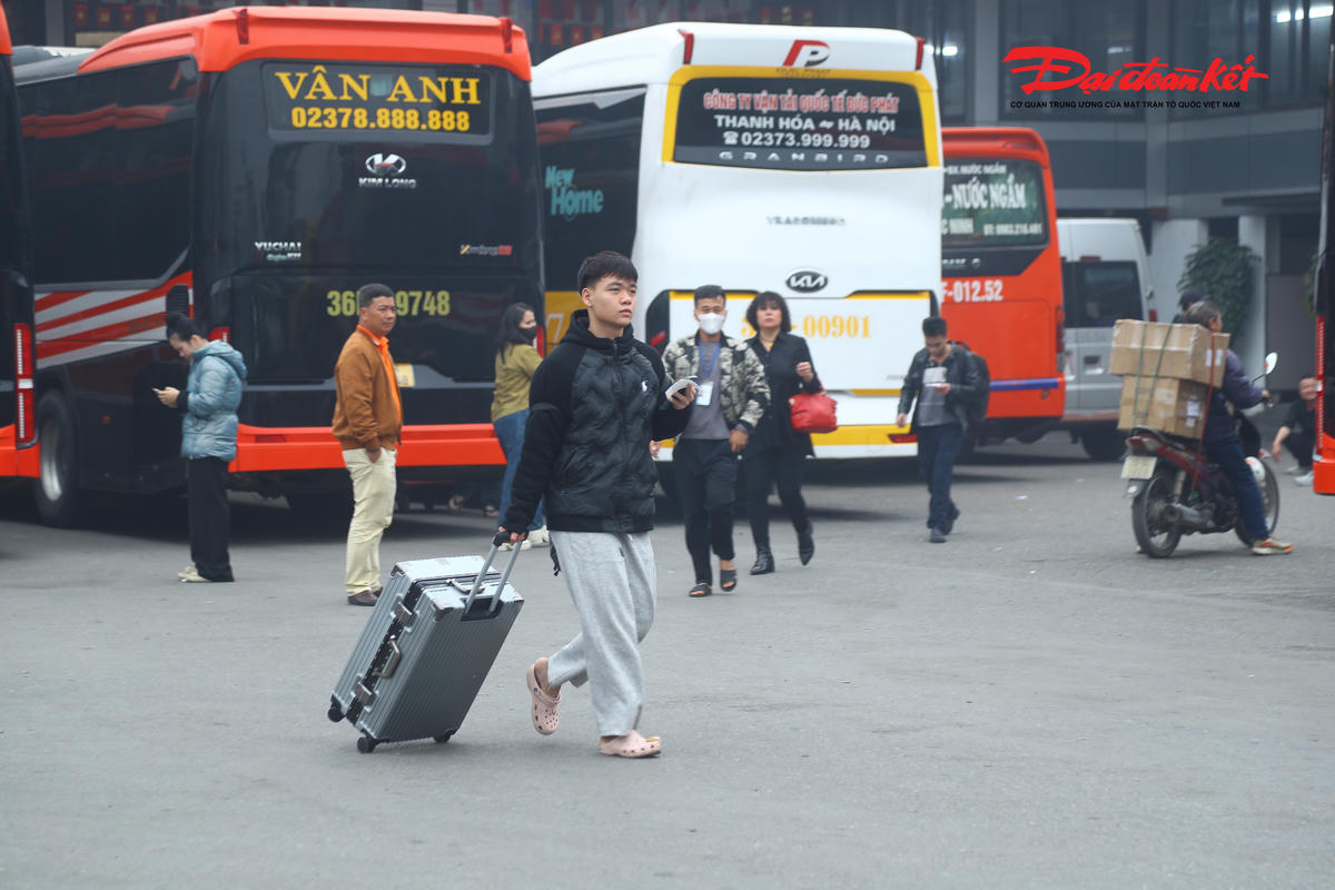 "Để bảo đảm an ninh trật tự trong và ngoài khu vực bến xe, chúng tôi đã phối hợp chặt chẽ với Công an phường Yên Sở, Đội Cảnh sát giao thông số 14 và Phòng Cảnh sát hình sự. Các lực lượng chức năng thường xuyên có mặt tại bến, đặc biệt trong những ngày cao điểm, nhằm kịp thời xử lý các tình huống phát sinh, giữ gìn trật tự, bảo đảm an toàn giao thông và giúp khu vực bến xe luôn thông thoáng", ông Trịnh Hoài Lam nói.