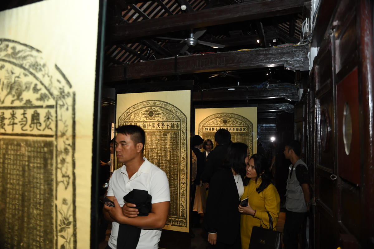 Thông qua trưng bày, công chúng có dịp khám phá chân dung một số danh nhân tiêu biểu, những bậc hiền tài đã có đóng góp quan trọng cho giáo dục và nhiều lĩnh vực của đất nước. Ảnh: Phạm Sỹ.