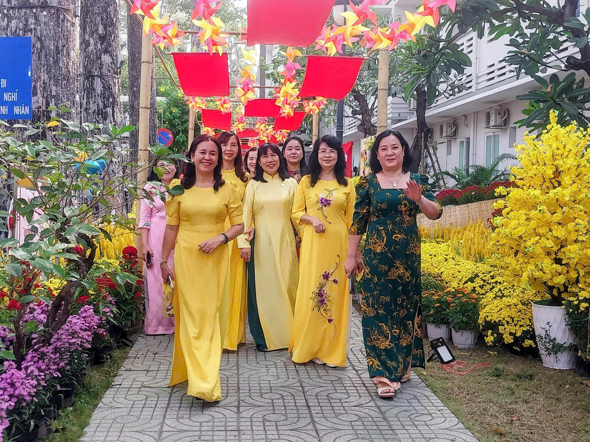 Các tiểu cảnh được bố trí dọc khuôn viên bệnh viện, sử dụng hoa tươi, vật liệu thân thiện môi trường cùng những hình ảnh mang đậm sắc xuân, gợi không khí sum vầy, hy vọng và khởi đầu năm mới. Ảnh: S.X