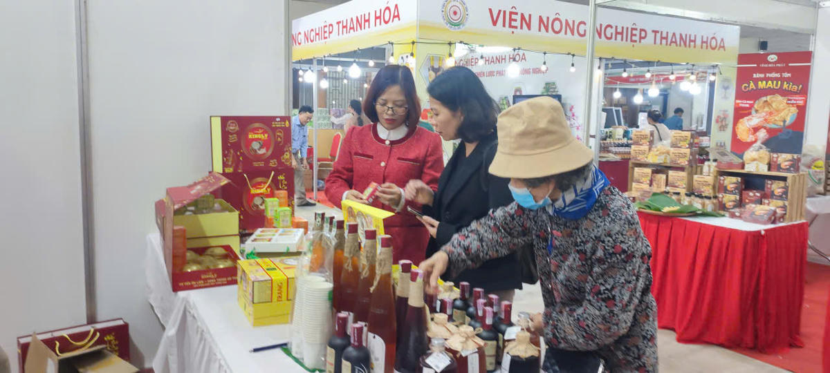 Gian hàng Yến xào Khánh Hòa thu hút người dân mua sắm và trải nghiệm. Ảnh: HY