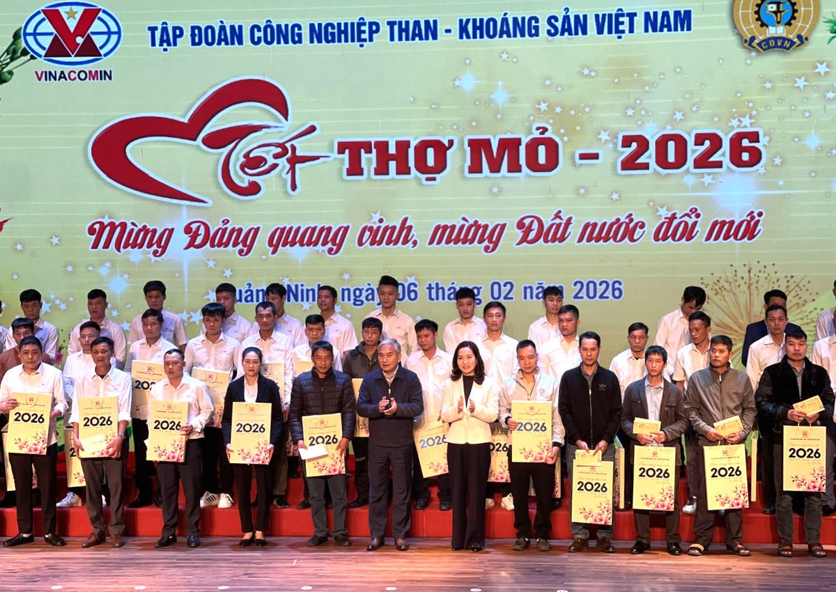 Phó Chủ tịch UBND tỉnh Quảng Ninh Nguyễn Thị Hạnh và Tổng Giám đốc TKV Vũ Anh Tuấn trao tặng quà cho công nhân ngành Than.