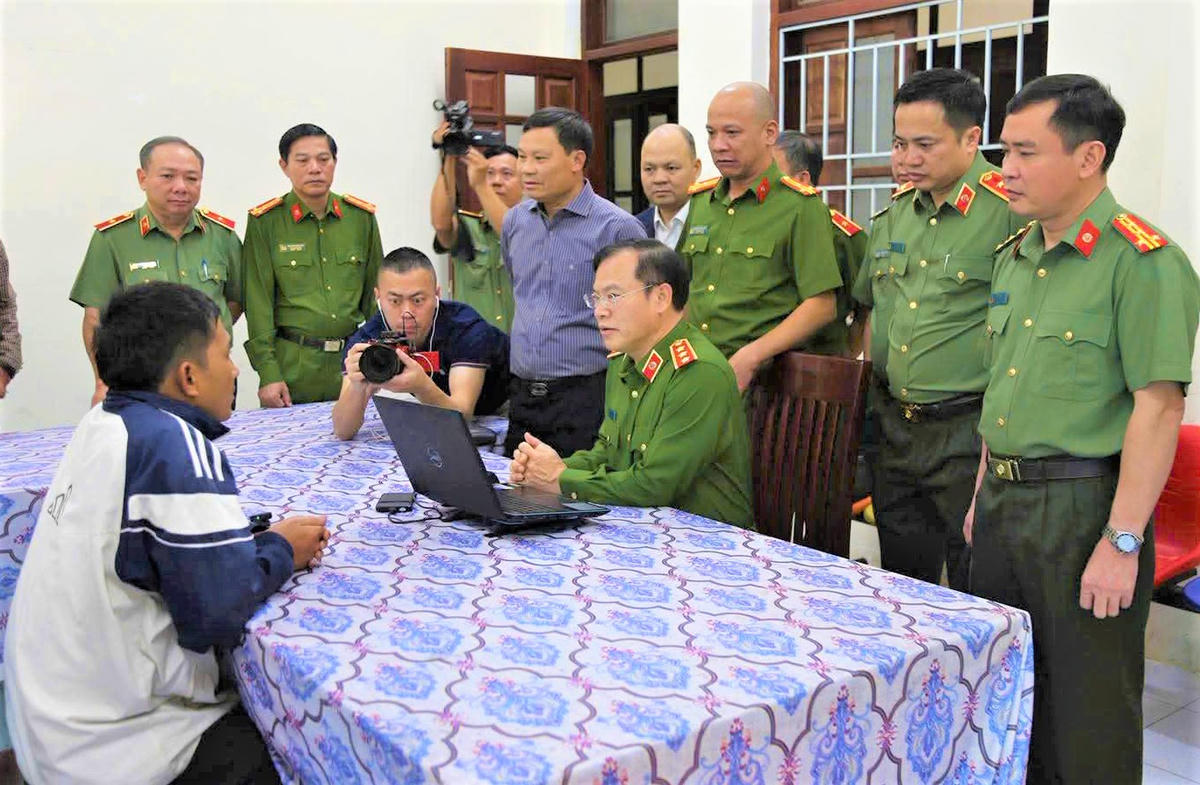 Thượng tướng Nguyễn Văn Long, Thứ trưởng Bộ Công an lấy lời khai của các đối tượng liên quan đến vụ án. Ảnh:&nbsp; Tấn Thành.