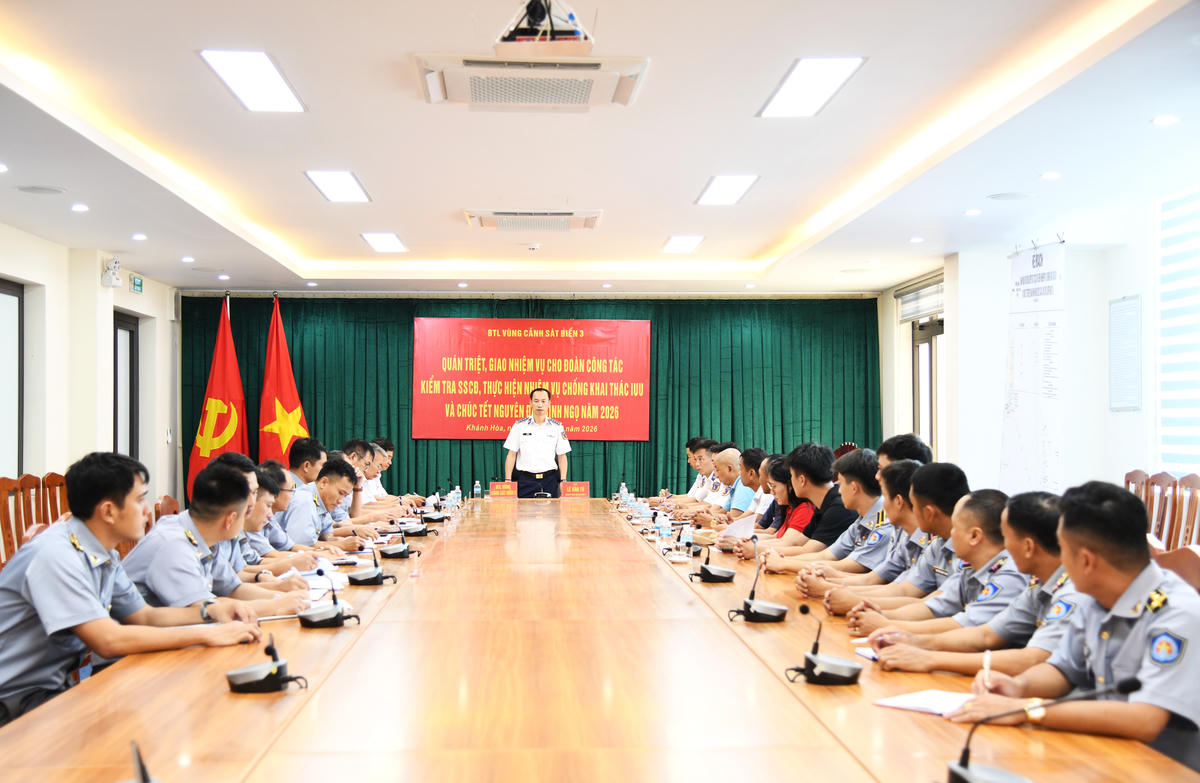 Đại tá Lê Văn Tú, Chính ủy Bộ Tư lệnh Vùng Cảnh sát biển 3 quán triệt, giao nhiệm vụ cho thành viên trong đoàn công tác. Ảnh: Đức Định.