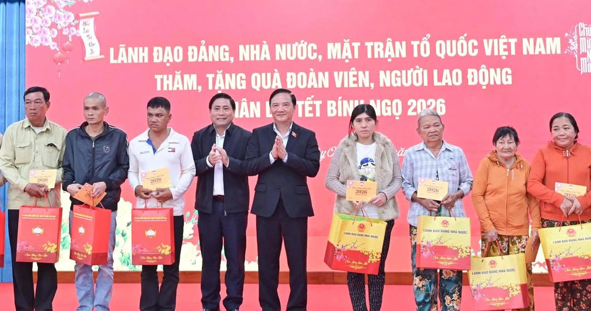 
Ông Nguyễn Khắc Định, Phó Chủ tịch Quốc hội  và ông Lâm Đông, Phó Bí thư Tỉnh ủy, Chủ tịch HĐND tỉnh Khánh Hòa trao quà cho người dân có hoàn cảnh khó khan tại Khánh Hòa. (ảnh V.T)
