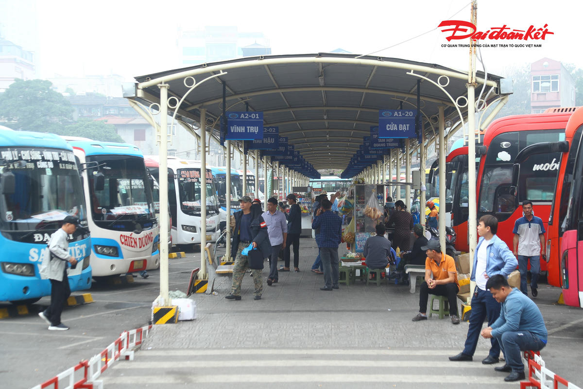 Để chủ động ứng phó với tình huống lưu lượng hành khách tăng cao đột biến, Công ty Cổ phần Bến xe Hà Nội đã xây dựng kế hoạch tăng cường tổng cộng khoảng 2.450 lượt xe trong toàn đợt phục vụ Tết Nguyên đán Bính Ngọ 2026.