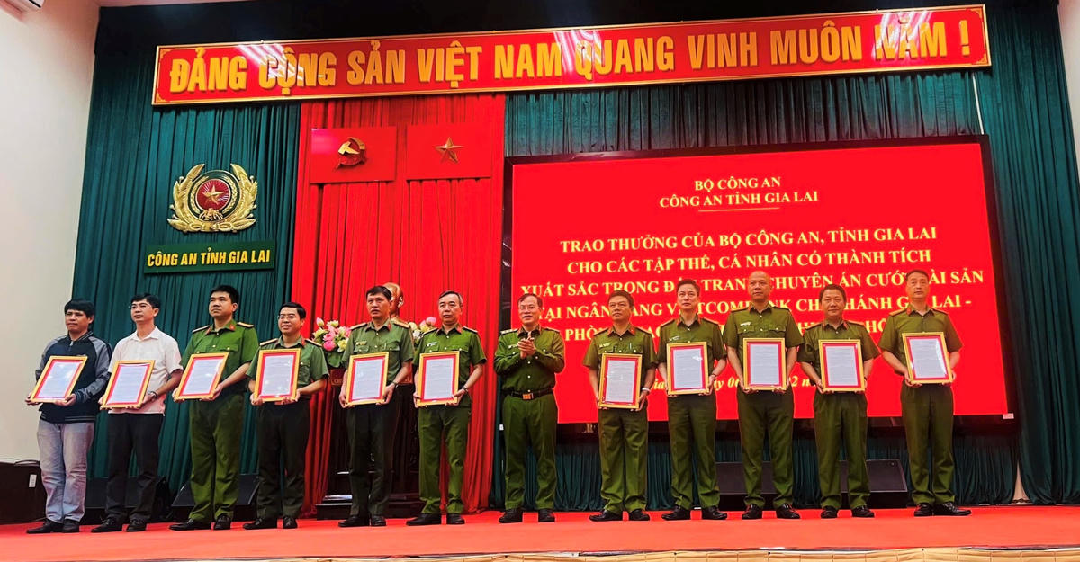 Thượng tướng Nguyễn Văn Long, Thứ trưởng Bộ Công an khen thưởng cho các cá nhân, tập thể trong chuyên án. Ảnh: Chí Đại.