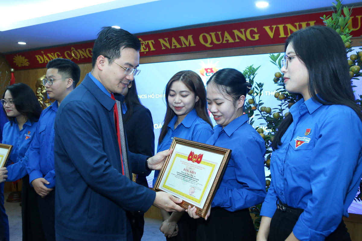 Bí thư Đoàn Thanh niên MTTQ, các đoàn thể Trung ương Nguyễn Nhất Linh trao Bằng khen cho các tập thể và cá nhân có thành tích xuất sắc năm 2025.