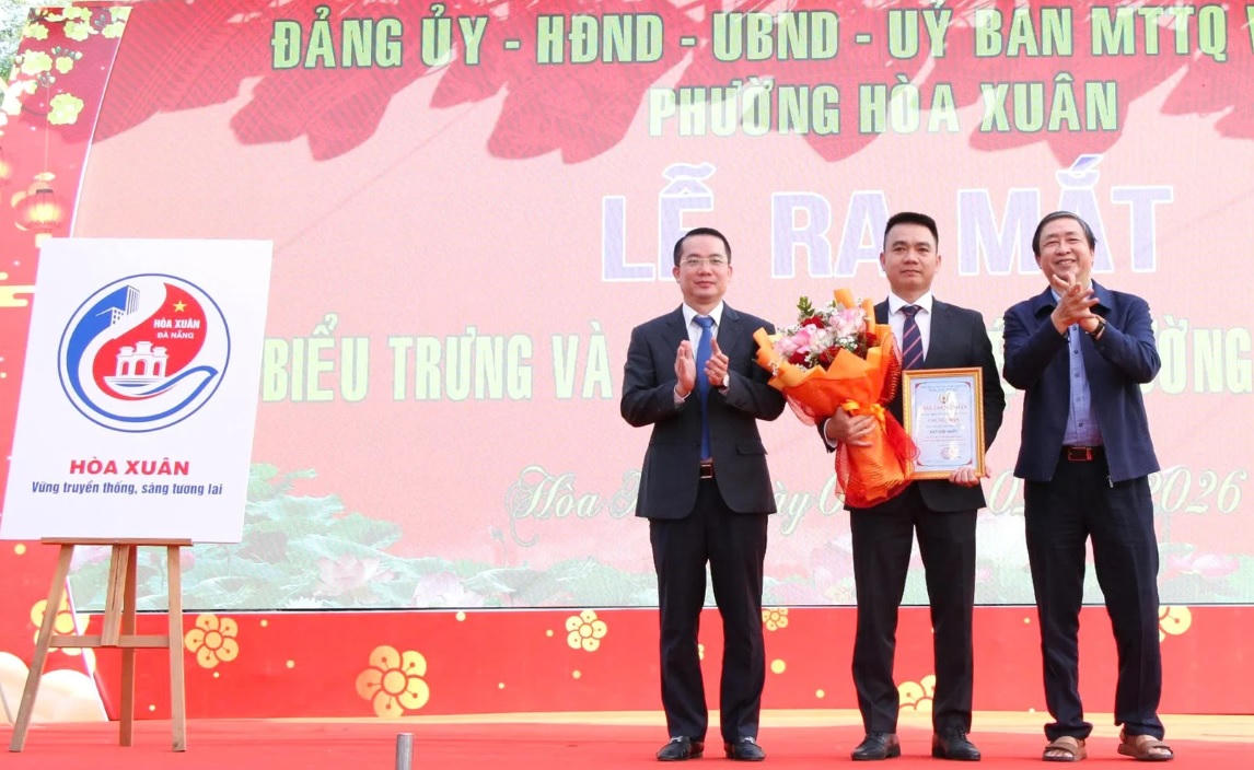 Phường Hòa Xuân khen thưởng tác giả có tác phẩm được chọn làm biểu trưng. Ảnh: Trung Trực