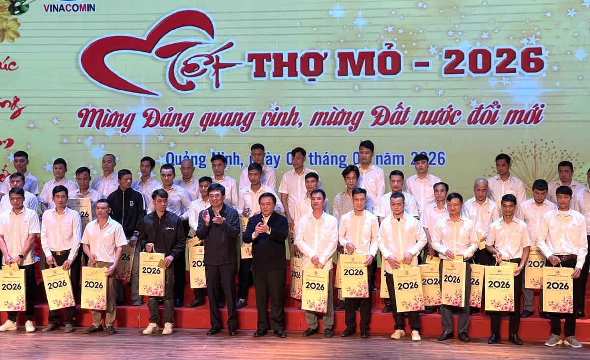 Chủ tịch Hội đồng Lý luận Trung ương Nguyễn Xuân Thắng và Chủ tịch Hội đồng quản trị TKV Ngô Hoàng Ngân trao tặng quà cho công nhân ngành Than.&nbsp;