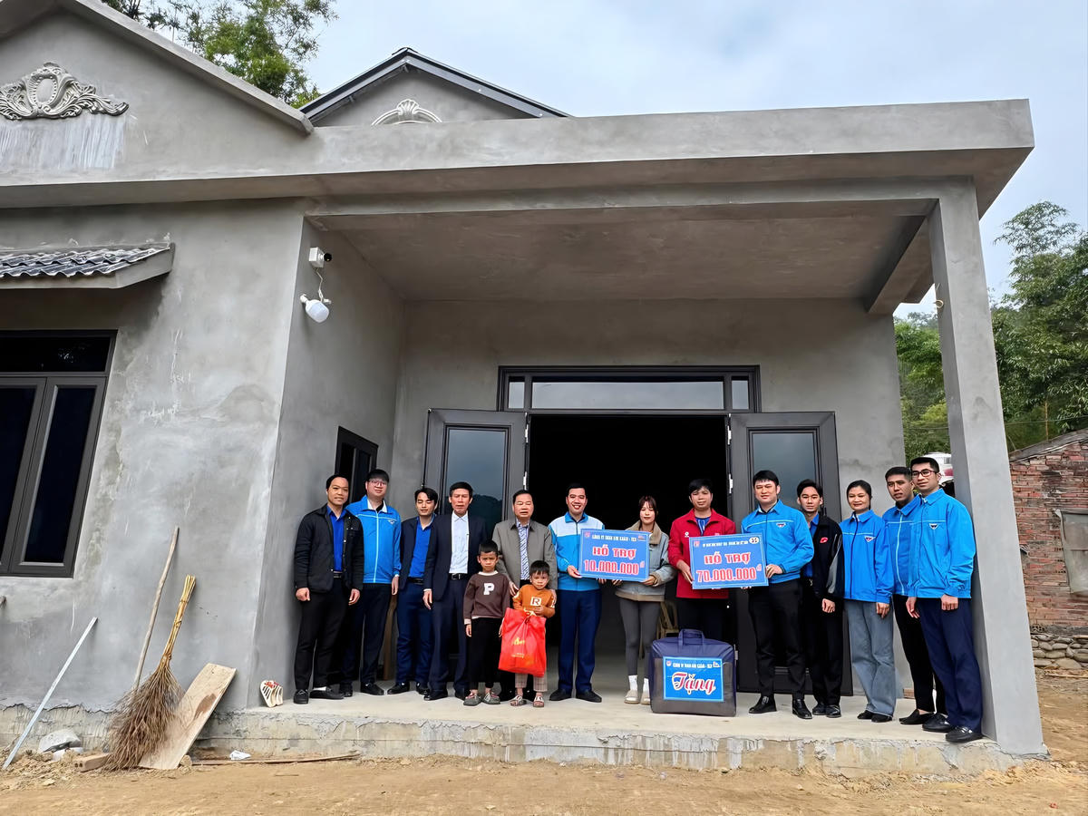 Đoàn Thanh niên TKV trao kinh phí hỗ trợ xây nhà cho đoàn viên Lài Hồng Cẩm.