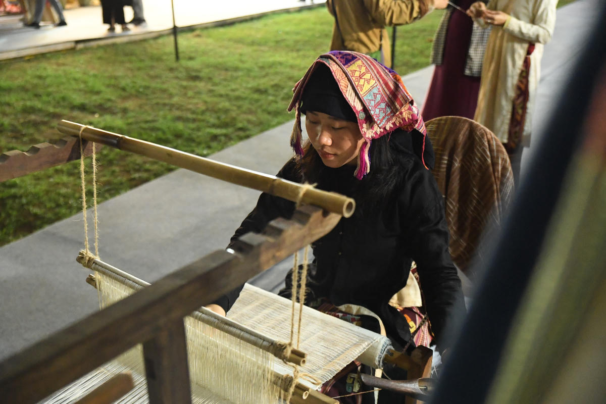 Bà con đồng bào trình diễn dệt vải. Ảnh: Phạm Sỹ.