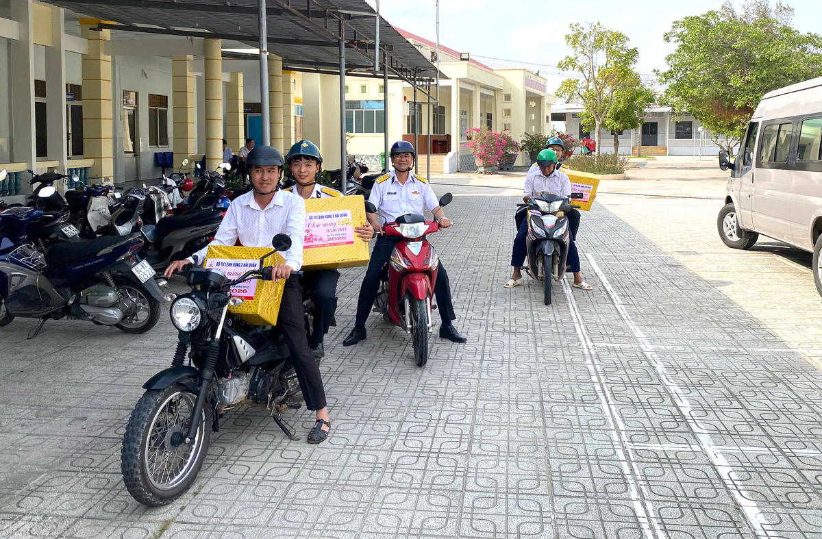 Đoàn công tác sử dụng xe gắn máy chở quà tết vào tận nhà các ngư dân nghèo ngày giáp Tết. Ảnh: Văn Đường.