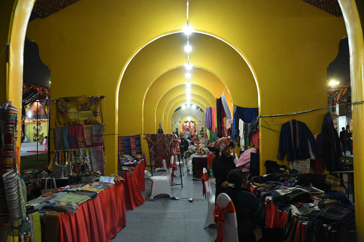 Không gian trưng bày các gian hàng và trải nghiệm của một số đồng bào dân tộc vùng cao. Ảnh: Phạm Sỹ.