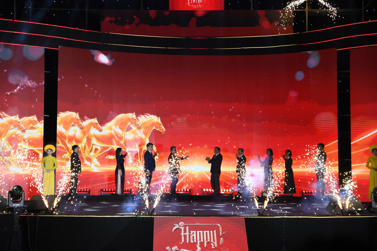 Các đại biểu thực hiện nghi thức khai mạc&nbsp;chương trình Happy Tết năm 2026. Ảnh: Phạm Sỹ.