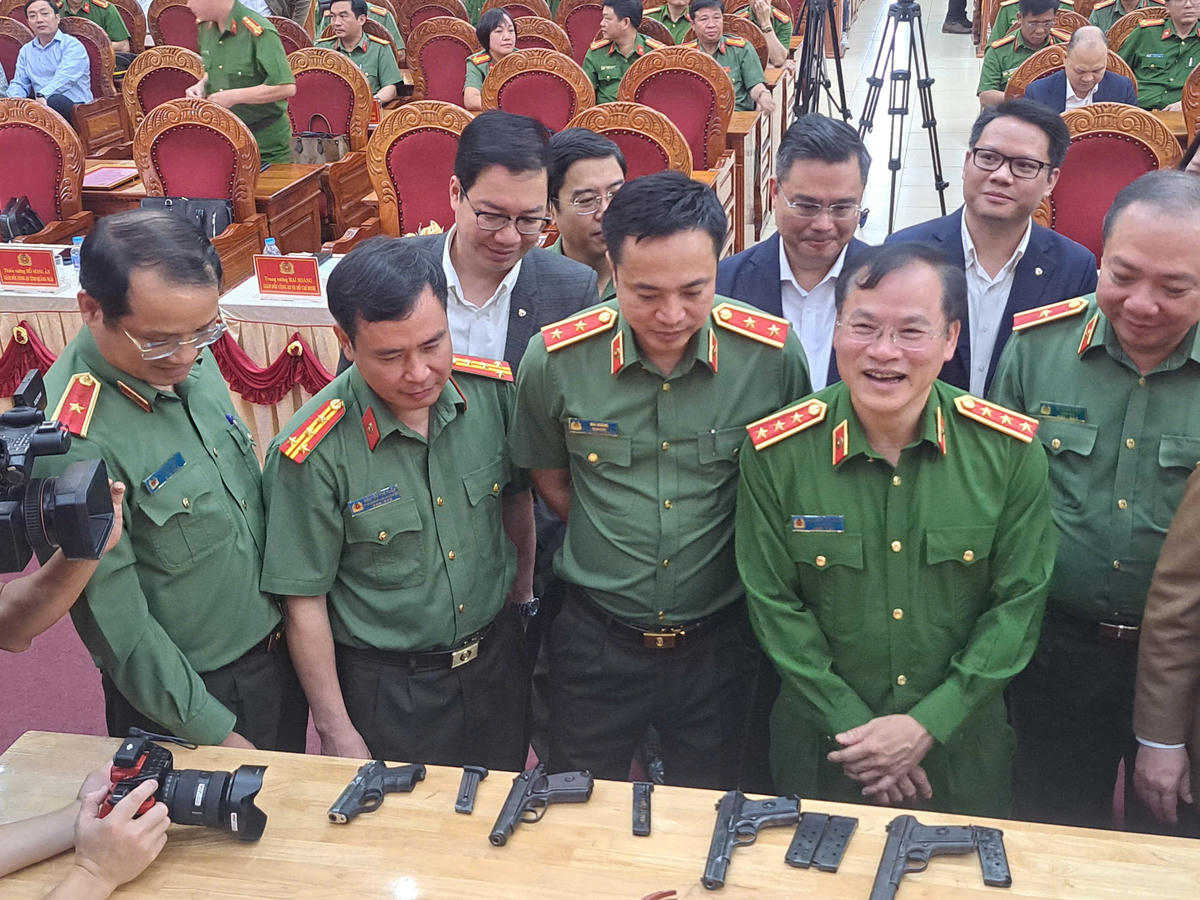Thứ trưởng Bộ Công an cùng lãnh đạo Công an tỉnh Quảng Ngãi, Gia Lai và Công an TP Hồ Chí Minh&nbsp;kiểm tra tang vật liên quan đến vụ án cướp ngân hàng. Ảnh: Đình Sang.
