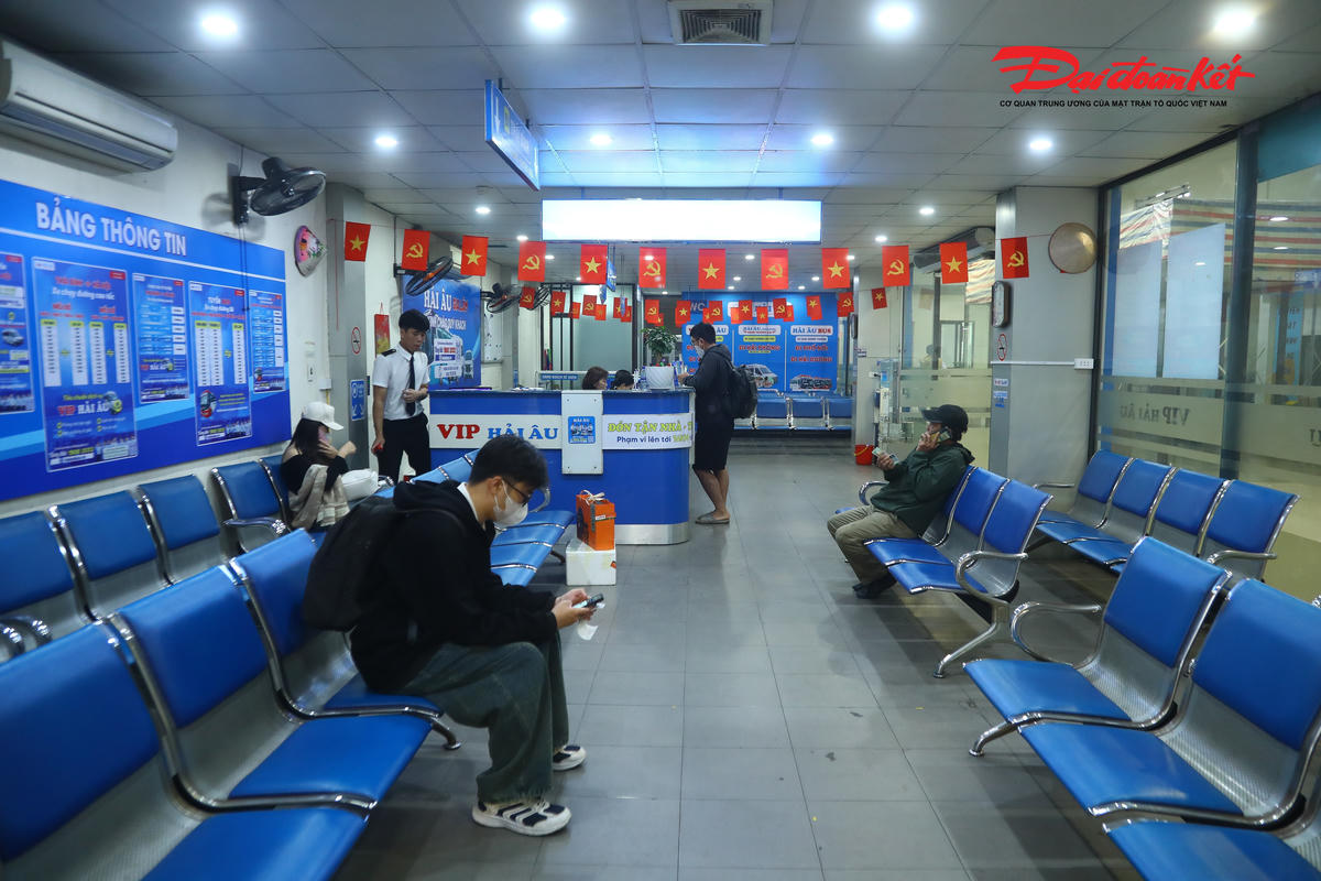 Hình ảnh phòng chờ tại bến xe Gia Lâm được bố trí sạch sẽ, thoáng mát, tạo thuận tiện cho hành khách chờ xe về quê dịp Tết..