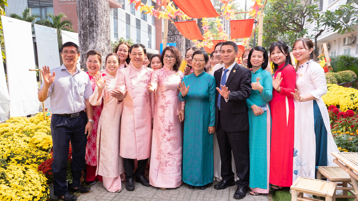 Lãnh đạo Bô Y tế và Bệnh viện Chợ Rẫy chụp ảnh tại Đường hoa. Ảnh: BV