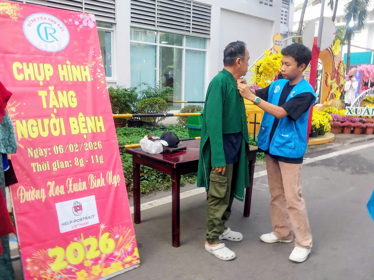 Mong muốn bệnh nhân thưởng thức đường hoa Tết đặc sắc, nhộn nhịp một cách trọn vẹn, Bệnh viện Chợ Rẫy còn tổ chức gian hàng chụp hình miễn phí, tặng ảnh. Bên cạnh đó, bệnh nhân có thể tự lựa chọn trang phục áo dài truyền thống nhằm lưu lại khoảnh khắc ấn tượng. Ảnh: S.X