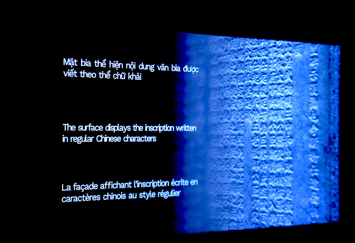 Những bản thác cổ được “đánh thức” bằng công nghệ trình chiếu hiện đại, giúp tư liệu lịch sử được chuyển hóa thành hình ảnh số sinh động, dễ tiếp cận với công chúng hôm nay. Ảnh: Phạm Sỹ.