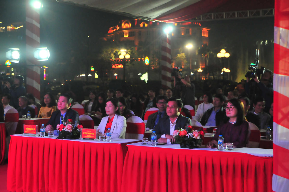 Lãnh đạo tỉnh Tuyên Quang cùng đông đảo các nhà báo, văn nghệ sỹ, nhân dân đến tham dự Hội báo Xuân Tuyên Quang 2026, tối 6/2. Ảnh: Xuân Trường.