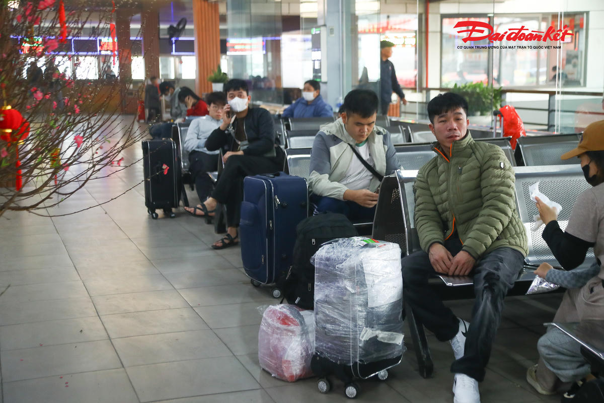 "Đến thời điểm này, học sinh, sinh viên và lao động tự do đã bắt đầu về quê rải rác. Dự kiến trong các ngày 26, 27 và 28 (Âm lịch) cán bộ, công chức, viên chức nhà nước sẽ tăng mạnh. Bến xe sẽ tập trung tối đa lực lượng trong những ngày cao điểm này, cố gắng phục vụ tốt nhất để mọi người về quê ăn Tết an toàn, vui vẻ, đi đến nơi, về đến chốn", ông Lam khẳng định.