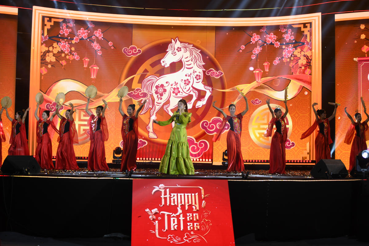 Điểm nhấn của đêm khai mạc là chương trình nghệ thuật được Ban tổ chức đầu tư dàn dựng kết hợp giữa âm nhạc dân gian đương đại, trữ tình và hiện đại. Ảnh: Phạm Sỹ.