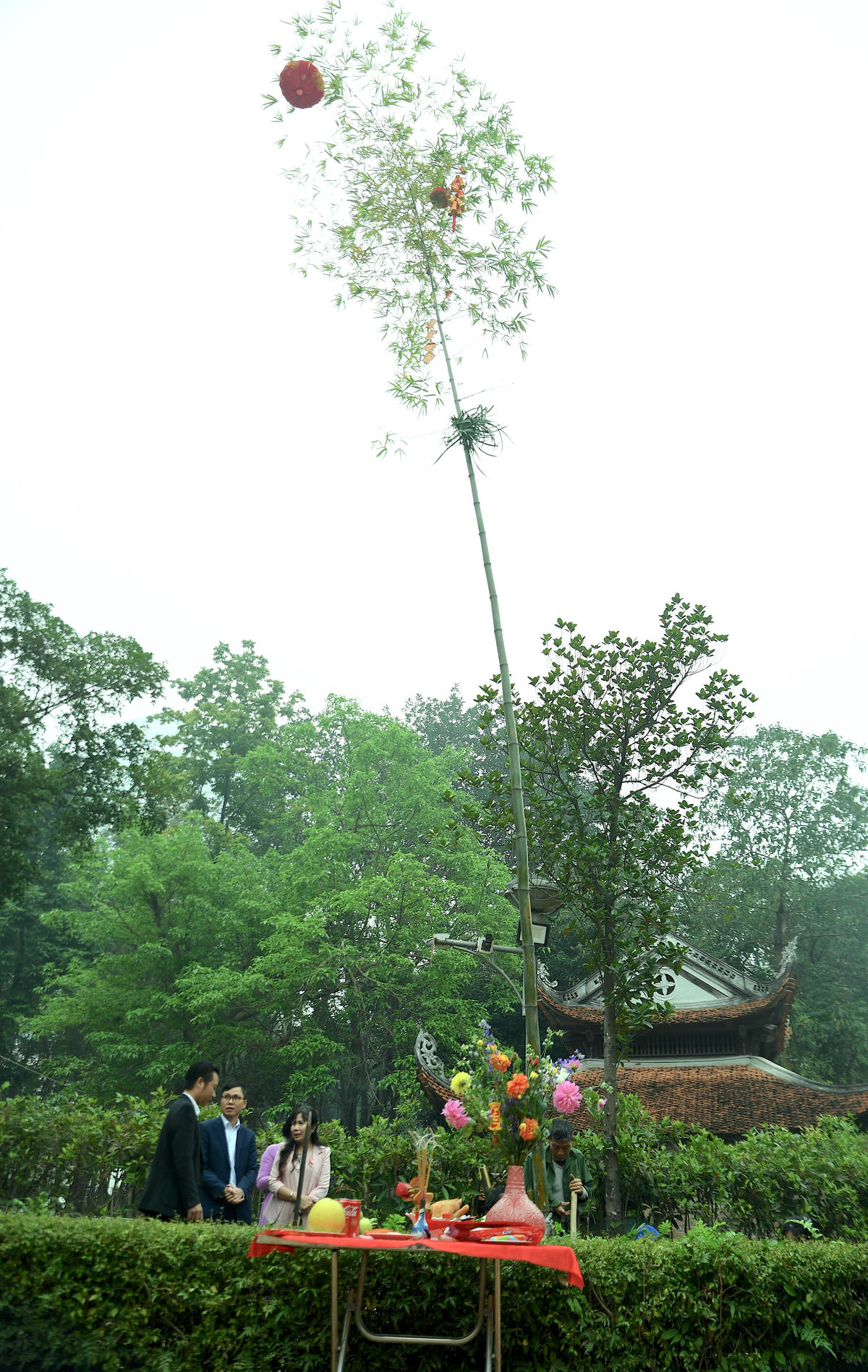 Nghi lễ dựng cây nêu ngày Tết gửi gắm ước vọng bình an, may mắn cho một năm mới an lành. Ảnh: Phạm Sỹ.