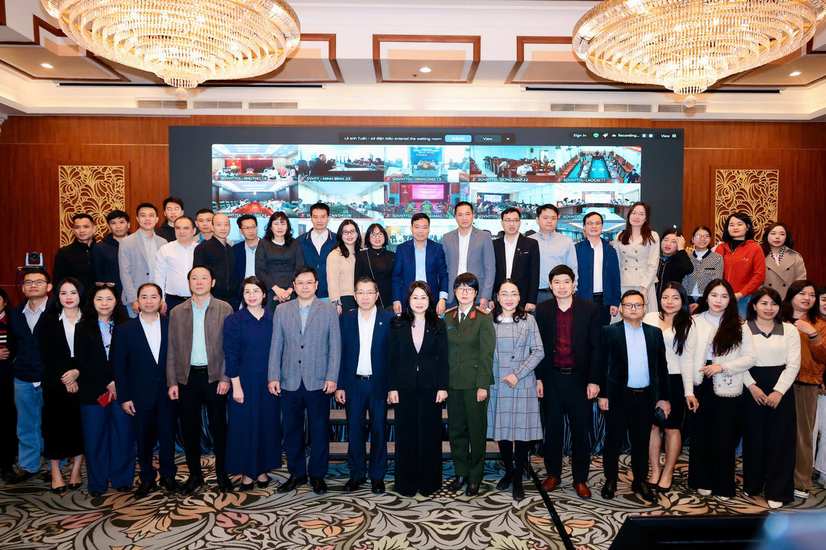 Các đại biểu dự Hội nghị chụp ảnh lưu niệm.&nbsp;