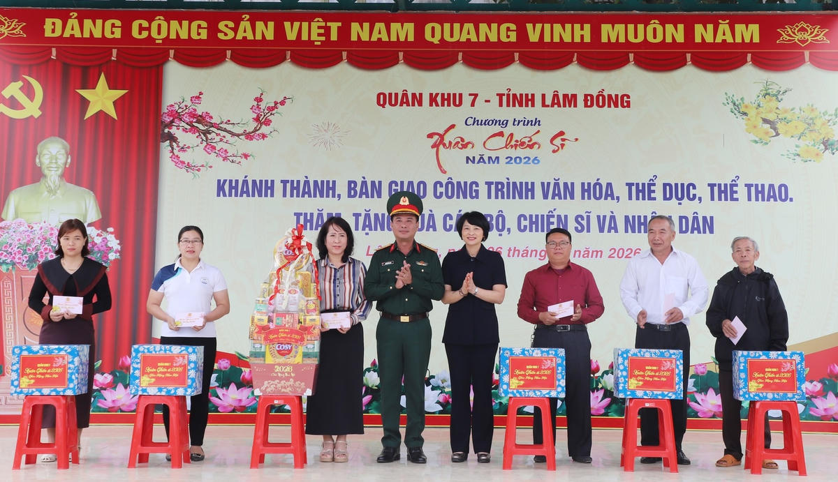 Lãnh đạo Quân khu 7 và lãnh đạo tỉnh Lâm Đồng tặng quà Tết tới chính quyền, nhân dân, người có uy tín địa phương. (ảnh CT)