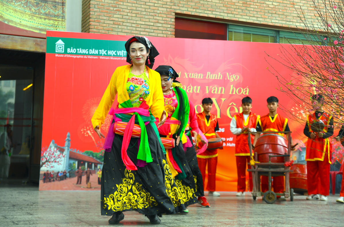 Trình diễn múa Bồng - điệu múa dân gian độc đáo gắn với sinh hoạt tín ngưỡng và lễ hội truyền thống vùng đồng bằng Bắc Bộ. Thông qua giao lưu, trình diễn và trao đổi trực tiếp, du khách có cơ hội tìm hiểu về ý nghĩa, giá trị văn hóa của các thực hành dân gian trong đời sống đương đại. Ảnh: Phạm Sỹ.