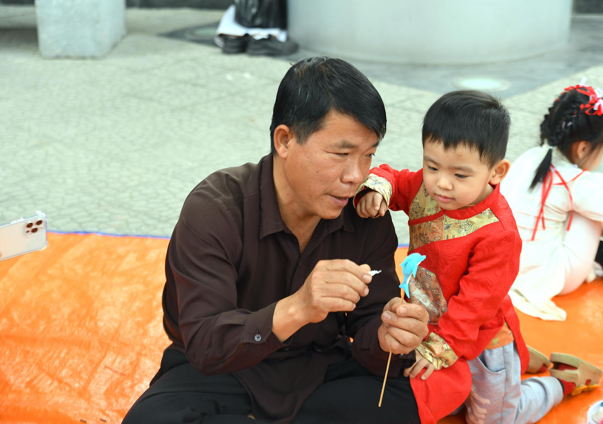 Tết xưa trong đời sống hôm nay, nơi các thế hệ cùng gặp gỡ, trải nghiệm và gìn giữ những giá trị văn hóa truyền thống. Ảnh: Phạm Sỹ.