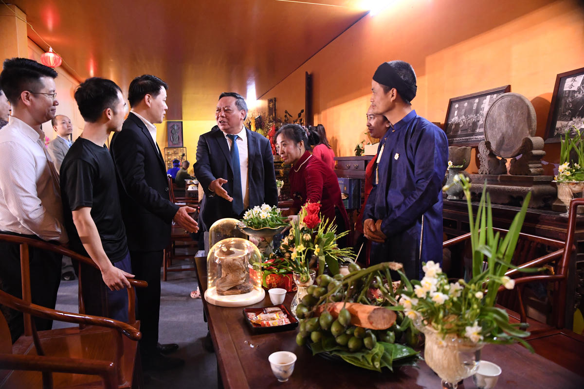 Phó Bí thư Thường trực Thành ủy Hà Nội Nguyễn Văn Phong tham quan không gian trưng bày. Ảnh: Phạm Sỹ.