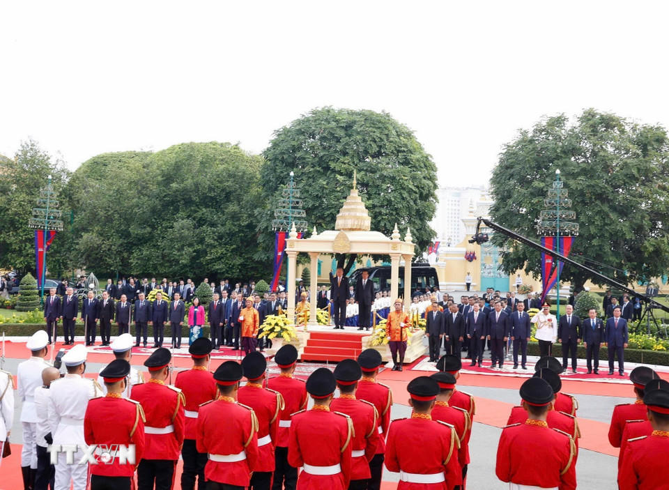 Lễ đón Tổng Bí thư Tô Lâm thăm cấp Nhà nước tới Vương quốc Campuchia được tổ chức trọng thể tại Hoàng cung ở Thủ đô Phnom Penh. (Ảnh: Thống Nhất/TTXVN).