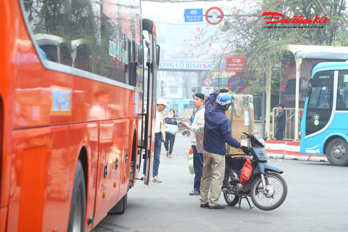 Cùng với đó, bến xe Giáp Bát cũng tăng cường nhân viên hướng dẫn, hỗ trợ hành khách trong những khung giờ cao điểm, bảo đảm trật tự, an ninh và an toàn. Sự chuẩn bị kỹ lưỡng này nhằm đáp ứng tốt nhất nhu cầu đi lại của người dân về quê đón Tết, nhất là trong bối cảnh lượng khách được dự báo sẽ tăng mạnh trong những ngày tới.
