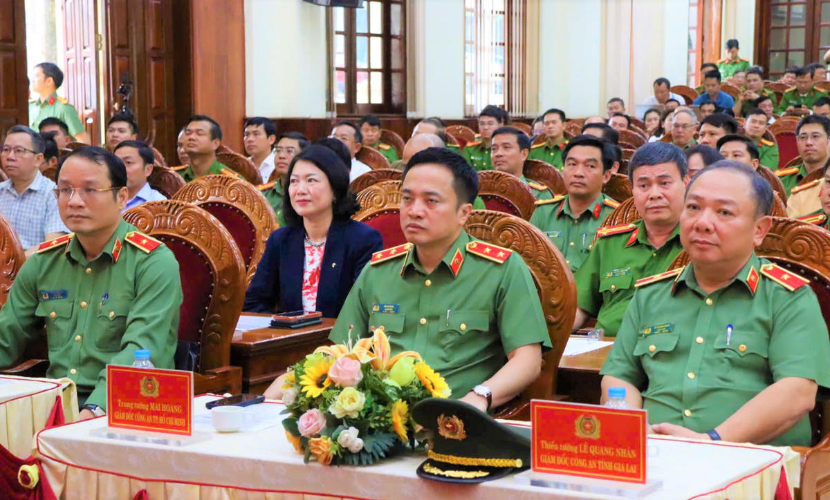 Trung tướng Mai Hoàng, Giám đốc Công an TP Hồ Chí Minh và Thiếu tướng Lê Quang Nhân, Giám đốc Công an tỉnh Gia Lai (bên phải) và Thiếu tướng Hồ Song Ân, Giám đốc Công an tỉnh Quảng Ngãi tại buổi họp báo. Ảnh: Chí Đại.. 