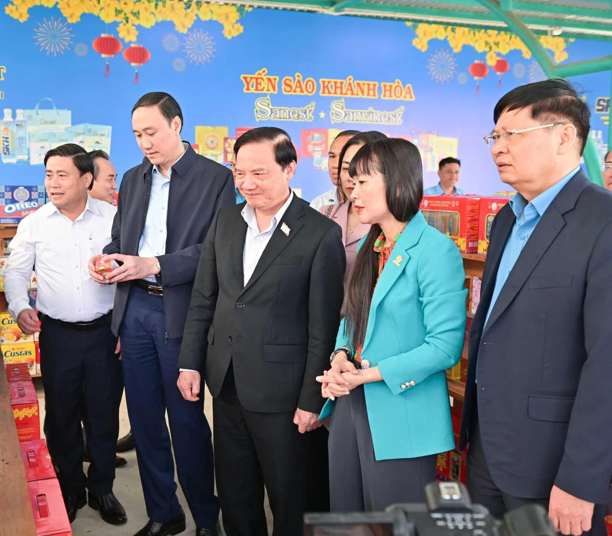 Đoàn công tác tham quan gian hàng không lợi nhuận của Nhà máy Chế biến Đặc sản Yến sào. (ảnh V.T)