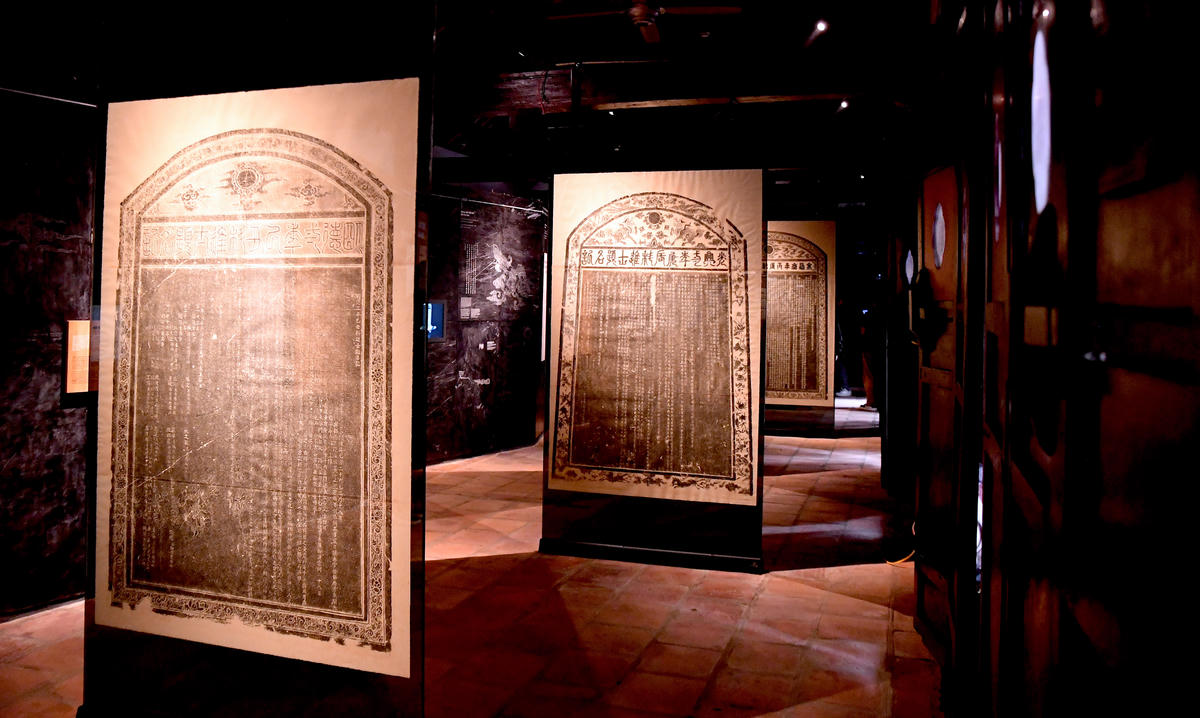 Nội dung trưng bày được triển khai theo 4 chủ đề chính, khái quát diện mạo nền giáo dục khoa cử Nho học và chủ trương tuyển chọn, trọng dụng hiền tài dưới các triều đại quân chủ. Ảnh: Phạm Sỹ.