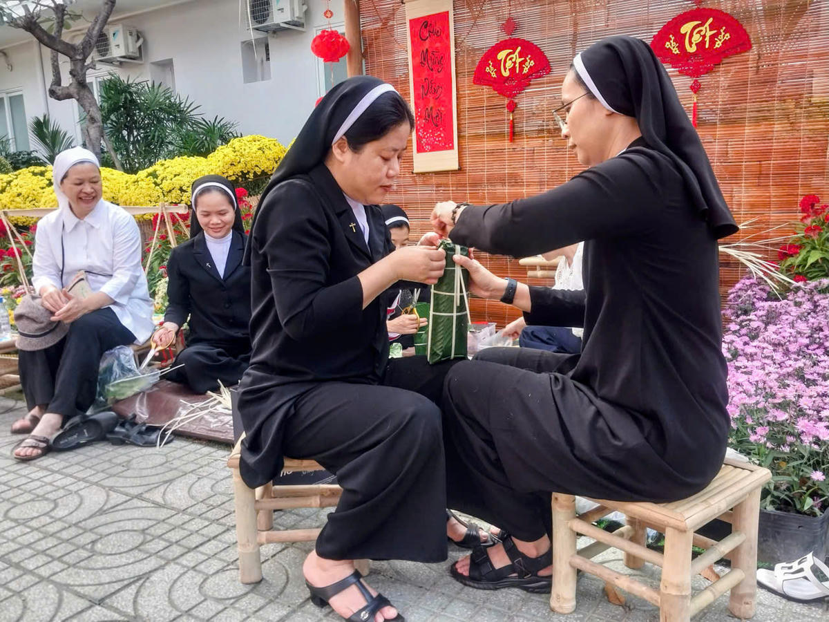 Các sơ Dòng Mến Thánh giá Chợ Quán tham gia gói bánh chưng, bánh tét tặng bệnh nhân. Ảnh: S.X